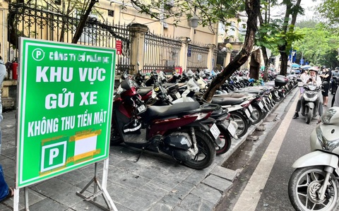Bãi xe thu phí 5.000 đồng, nhất quyết không lấy tiền mặt, chỉ nhận chuyển khoản- Ảnh 1. Xu thế không dùng tiền mặt ngày càng phổ biến với những món hàng, dịch vụ giá trị vài nghìn đồng - Ảnh: B.K