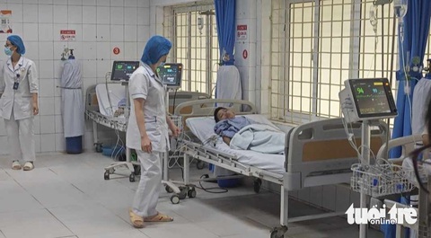 Bác sĩ cấp cứu kể lại cảnh tượng hỗn loạn khi tiếp cận vụ cháy nhà trọ Trung Kính- Ảnh 1. Nạn nhân nhỏ tuổi nhất (11 tuổi) được cấp cứu kịp thời - Ảnh: DƯƠNG LIỄU