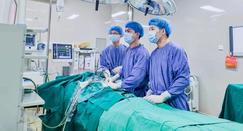 Trẻ 32 tháng tuổi đã viêm ruột thừa cấp, những dấu hiệu nhận biết sớm bệnh này- Ảnh 1. Phẫu thuật cấp cứu viêm ruột thừa cấp cho bệnh nhi - Ảnh: BVCC