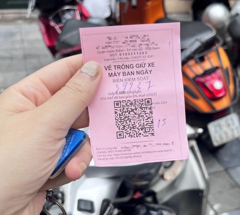 Bãi xe thu phí 5.000 đồng, nhất quyết không lấy tiền mặt, chỉ nhận chuyển khoản- Ảnh 2. Việc thanh toán trực tiếp đến tài khoản công ty sẽ hạn chế tình trạng thu quá quy định - Ảnh: B.K