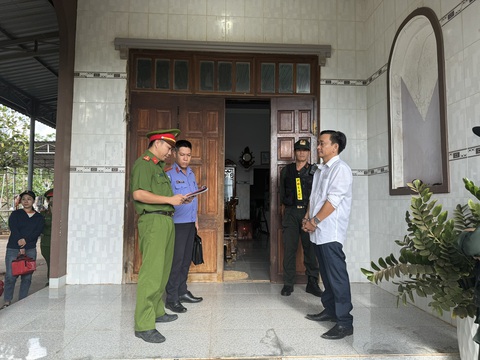 Vụ 'cát tặc' ở Hàm Tân, Bình Thuận: Bắt phó giám đốc Trung tâm phát triển quỹ đất huyện- Ảnh 1. Cơ quan cảnh sát điều tra thi hành lệnh bắt bị can Nguyễn Ngọc Châu - phó giám đốc Trung tâm phát triển quỹ đất huyện Hàm Tân, tỉnh Bình Thuận - Ảnh: Viện Kiểm sát nhân dân tỉnh Bình Thuận