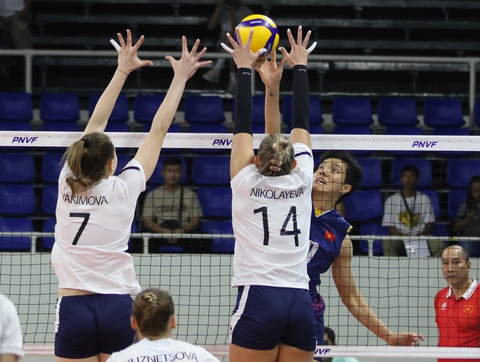 Thắng Kazakhstan, bóng chuyền nữ Việt Nam vào bán kết AVC Challenge Cup- Ảnh 1. Bích Tuyền (áo xanh) tiếp tục đóng vai trò quan trọng cho tuyển bóng chuyền nữ Việt Nam - Ảnh: AVC