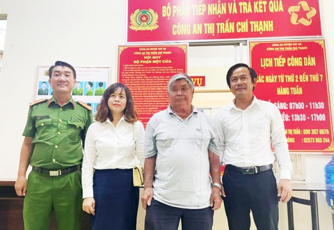Giao dịch viên ngân hàng (thứ hai từ trái sang) kịp thời ngăn chặn vụ lừa đảo hàng trăm triệu đồng - Ảnh: Công an cung cấp Giao dịch viên ngân hàng (thứ hai từ trái sang) kịp thời ngăn chặn vụ lừa đảo hàng trăm triệu đồng - Ảnh: Công an cung cấp
