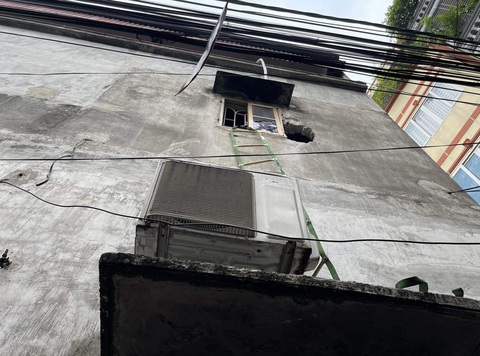 Chủ nhà đập tường, phá cửa sổ, dùng dây thang để thoát khỏi đám cháy - Ảnh: DANH TRỌNG Chủ nhà đập tường, phá cửa sổ, dùng dây thang để thoát khỏi đám cháy - Ảnh: DANH TRỌNG