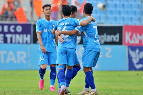 CLB Đà Nẵng vô địch sớm 3 vòng, thăng hạng V-League 2024-2025- Ảnh 1. CLB Đà Nẵng ăn mừng chiến thắng - Ảnh: THẮNG LÊ