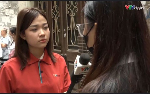 Nữ sinh viên kể lại việc may mắn thoát nạn với phóng viên VTV Digital Nữ sinh viên kể lại việc may mắn thoát nạn với phóng viên VTV Digital - Ảnh: VTV