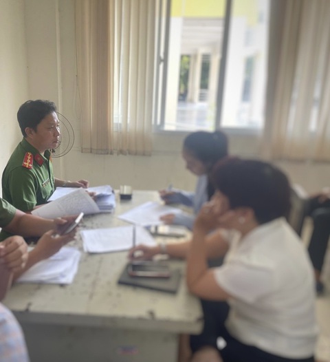 Phản đối mở phòng khám đa khoa, 3 cư dân chung cư ở quận 7 bị phạt tiền- Ảnh 1. Công an làm việc với hai cá nhân vi phạm - Ảnh: Công an cung cấp