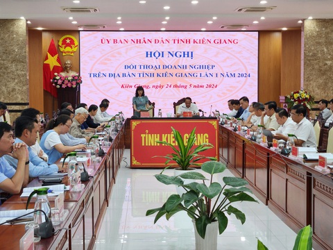 Đề xuất tỉnh Kiên Giang giảm thu phí tại các cầu cảng biển để giảm gánh nặng cho doanh nghiệp- Ảnh 1. Toàn cảnh chủ tịch UBND tỉnh Kiên Giang đối thoại với doanh nghiệp bằng hình thức trực tiếp và trực tuyến - Ảnh: BỬU ĐẤU