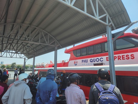 Đề xuất tỉnh Kiên Giang giảm thu phí tại các cầu cảng biển để giảm gánh nặng cho doanh nghiệp- Ảnh 2. Chú tịch UBND tỉnh Kiên Giang đề nghị có thể không thu phí bến cảng tàu vào những ngày bình thường, còn dịp lễ, tết sẽ thu - Ảnh: BỬU ĐẤU