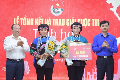 Cô gái dân tộc Bố Y đạt giải nhất Tinh hoa Việt Nam- Ảnh 1. Thí sinh Lồ Phà Tú Anh (Trường THPT số 1 huyện Mường Khương, tỉnh Lào Cai) cùng mẹ tham dự lễ trao giải cuộc thi Tinh hoa Việt Nam và xuất sắc nhận giải nhất - Ảnh: DƯƠNG TRIỀU