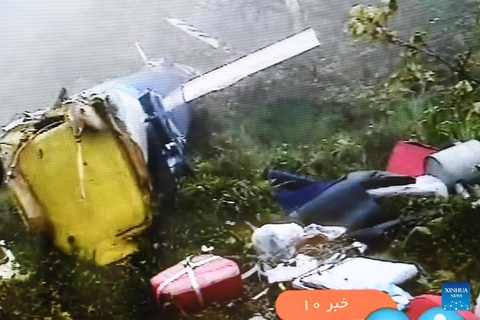 Iran: Không có vết đạn trên trực thăng chở tổng thống, phi công liên lạc 1 phút rưỡi trước khi rơi- Ảnh 1. Ảnh chụp hôm 20-5 cho thấy mảnh vỡ của chiếc trực thăng bị rơi gần huyện Varzaqan (tỉnh Đông Azerbaijan), cách Tehran khoảng 670km - Ảnh: XINHUA/IRIB TV