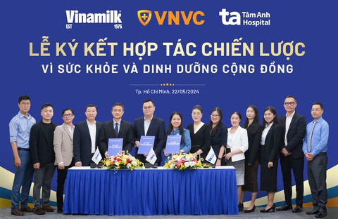 Ba đơn vị lớn hợp tác đưa dinh dưỡng vào chăm sóc y tế- Ảnh 1. Lãnh đạo Vinamilk, Hệ thống trung tâm tiêm chủng VNVC và Bệnh viện Đa khoa Tâm Anh ký hợp tác chiến lược. Ảnh: Vi Nam