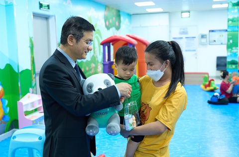 Ba đơn vị lớn hợp tác đưa dinh dưỡng vào chăm sóc y tế- Ảnh 2. Ông Nguyễn Quang Trí - Giám đốc Điều hành Vinamilk, tặng quà cho các gia đình, các bé đến tiêm ngừa tại Trung tâm VNVC trong ngày kí kết hợp tác. Ảnh: Vi Nam