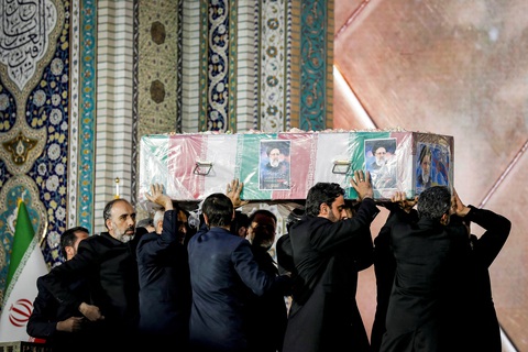 Người dân tiễn biệt cố tổng thống Iran trước lễ an táng- Ảnh 8. Cố Tổng thống Raisi sẽ được an táng tại thánh địa Hồi giáo Imam Reza, thành phố Mashhad - Ảnh: REUTERS