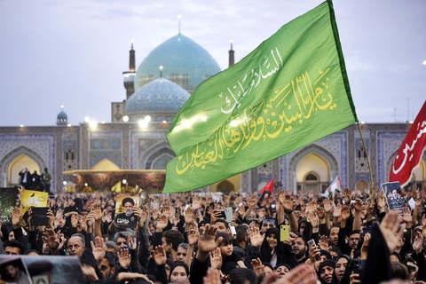 Người dân tiễn biệt cố tổng thống Iran trước lễ an táng- Ảnh 4. Hàng trăm nghìn người ở Mashhad đổ xô ra đường để tham dự lễ tang vị cố tổng thống, ngày 23-5 - Ảnh: AFP