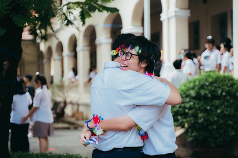 Hàng trăm học sinh Trường chuyên Lê Hồng Phong nhảy flashmob xong rồi khóc trong ngày chia tay- Ảnh 3. Các nam sinh mắt cũng đỏ hoe - Ảnh: THANH HIỆP