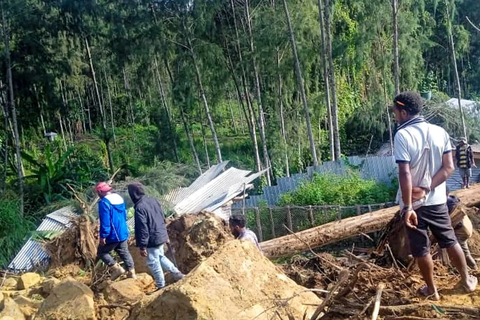 Lở đất vùi lấp cả làng, 300 người nghi thiệt mạng ở Papua New Guinea- Ảnh 3. Người dân nói rất khó cứu người sống sót khỏi đống đổ nát - Ảnh: AFP