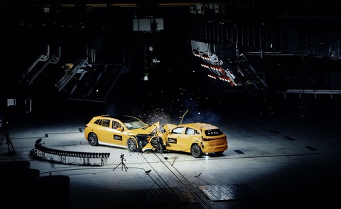 Mercedes-Benz chứng minh: Xe điện không dễ cháy, ngay cả khi va chạm mạnh- Ảnh 1. Mercedes-Benz cho hai SUV điện đối đầu - Ảnh: Mercedes-Benz