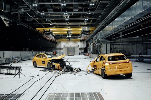 Mercedes-Benz chứng minh: Xe điện không dễ cháy, ngay cả khi va chạm mạnh- Ảnh 2. Không có vụ cháy nào xảy ra, những hình nộm trong xe đều an toàn, chỉ bị thương nhẹ - Ảnh: Mercedes-Benz
