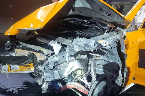 Mercedes-Benz chứng minh: Xe điện không dễ cháy, ngay cả khi va chạm mạnh- Ảnh 4. Mercedes-Benz sử dụng hệ thống pin nhiều cấp để phòng tránh bị hư hại và hỏa hoạn. Về cơ bản, hệ thống này có cảm biến giám sát, rơ le ngắt nguồn và hệ thống làm mát - Ảnh: Mercedes-Benz