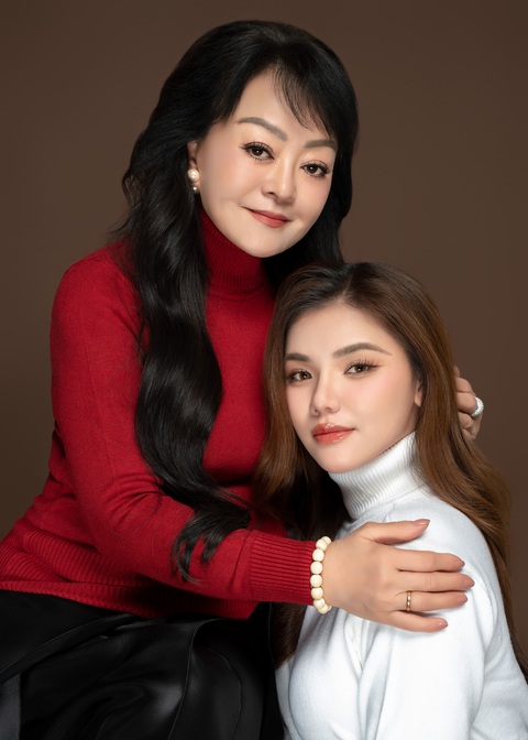 Diễn viên đặc biệt trong MV Mẹ ơi của Myra Trần- Ảnh 1. Danh ca Hương Lan và Myra Trần.