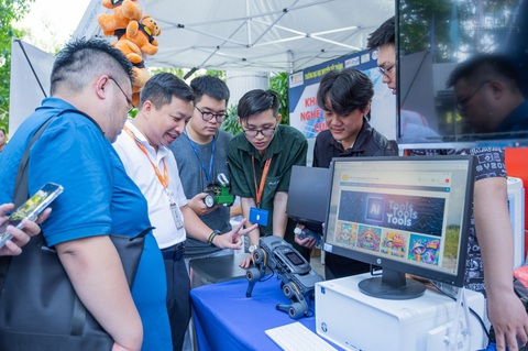 HUFLIT ứng dụng AI cố vấn học tập cho sinh viên- Ảnh 1. Nhiều ứng dụng AI được HUFLIT giới thiệu tại ngày hội AI Day