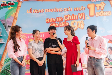 Xuất hiện những tỉ phú đầu tiên của ‘Đón hè chín vị, săn liền 9 tỉ’- Ảnh 1. Niềm vui khó giấu trên gương mặt rạng rỡ của khách hàng Phùng Minh Công - chủ nhân một tỉ đồng đầu tiên