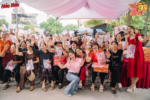Xuất hiện những tỉ phú đầu tiên của ‘Đón hè chín vị, săn liền 9 tỉ’- Ảnh 2. Buổi lễ trao thưởng giải nhất một tỉ đồng được rất đông bà con tại chợ Phù Lỗ (Sóc Sơn, Hà Nội) quan tâm và đến chúc mừng.