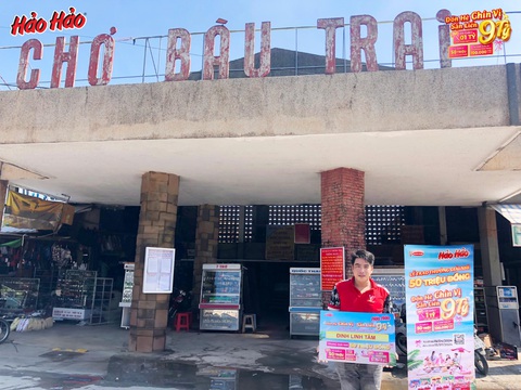 Xuất hiện những tỉ phú đầu tiên của ‘Đón hè chín vị, săn liền 9 tỉ’- Ảnh 3. Tiếp nối giải nhất, anh Đinh Linh Tâm - chủ nhân giải nhì - cũng đã nhận tận tay giải thưởng giá trị tại chợ Bàu Trai (Đức Hòa, Long An).