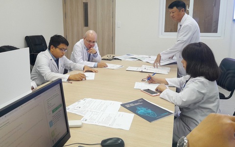 Phẫu thuật can thiệp tim mạch tại Bệnh viện Bình Định- Ảnh 1. Chuyên gia cùng bác sĩ Bệnh viện Bình Định hội chẩn các ca bệnh - Ảnh: MINH DUYÊN