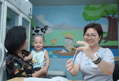 Chương trình tư vấn: Vắc xin bảo vệ trẻ trong mùa hè- Ảnh 1. Điều dưỡng tiêm chủng cho trẻ tại Đơn vị Tiêm chủng BV ĐHYD TP.HCM
