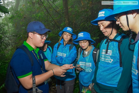 Nhìn lại hội nghị Mizuiku toàn cầu 2024- Ảnh 3. Các lãnh đạo chương trình Mizuiku thích thú tìm hiểu về hệ thực vật tại Vườn quốc gia Ba Vì