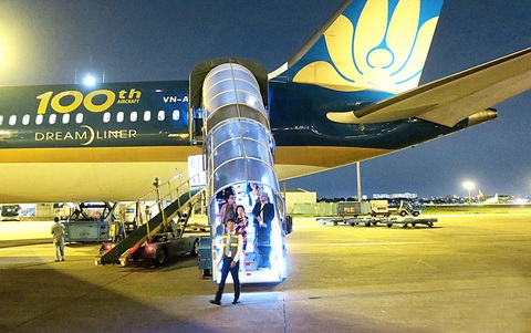 Chuyến bay đêm từ Hà Nội đến TP.HCM - Ảnh: T.T.D. Chuyến bay đêm từ Hà Nội đến TP.HCM - Ảnh: T.T.D.