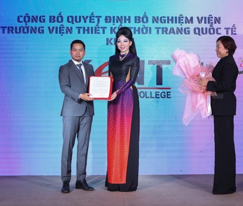 Đại diện Trường Cao đẳng Quốc tế Kent, trao quyết định Viện trưởng cho tiến sĩ Nguyễn Quỳnh Như (Quỳnh Paris) Đại diện Trường cao đẳng Quốc tế Kent trao quyết định viện trưởng cho tiến sĩ Nguyễn Quỳnh Như (Quỳnh Paris)