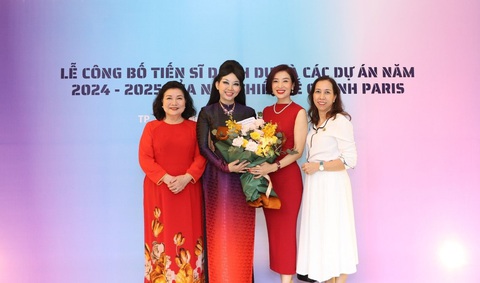 Tiến sĩ, á hậu quý bà thế giới Nguyễn Thu Hương (thứ 2 từ phải sang) cùng chuyên gia tâm lý, Lý Thị Mai (đầu tiên từ trái sang) đến chúc mừng NTK Quỳnh Paris. Tiến sĩ, á hậu quý bà thế giới Nguyễn Thu Hương (thứ 2 từ phải sang) cùng chuyên gia tâm lý Lý Thị Mai (đầu tiên từ trái sang) đến chúc mừng NTK Quỳnh Paris
