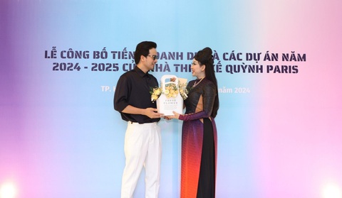 Diễn viên Đoàn Minh Tài cũng đến chúc mừng NTK Quỳnh Paris. Diễn viên Đoàn Minh Tài cũng đến chúc mừng NTK Quỳnh Paris.