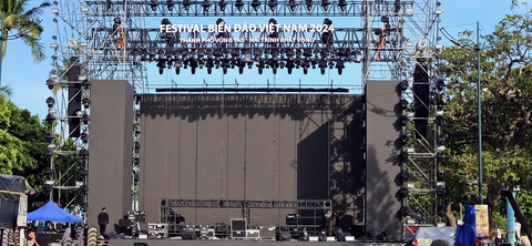 Lý do ‘Festival biển đảo Việt Nam’ ở Vũng Tàu bỗng dừng trước giờ khai mạc- Ảnh 1. Sân khấu đêm ca nhạc 'Hải trình khát vọng' - điểm nhấn của 'Festival biển đảo Việt Nam 2024' tại Vũng Tàu đã dựng gần như xong trên đường Quang Trung - Ảnh: ĐÔNG HÀ