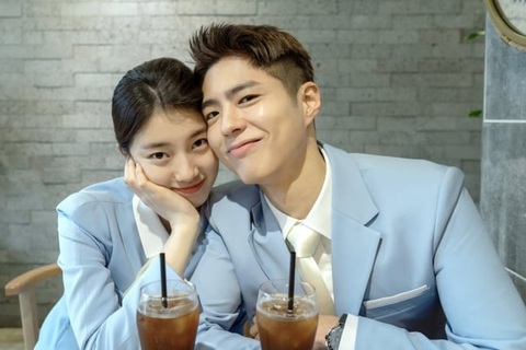 Suzy và Park Bo Gum ‘má kề má, tay trong tay’- Ảnh 1. Suzy và Park Bo Gum quá tình cho một bức hình