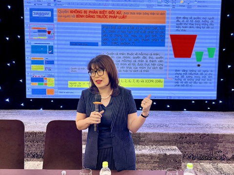 Đưa tin về nhóm dễ bị tổn thương cần đa chiều, tôn trọng sự khác biệt- Ảnh 2. PGS.TS Lê Lan Chi (Trường ĐH Luật, ĐH Quốc gia Hà Nội) chia sẻ quy định pháp luật về chống phân biệt đối xử với những nhóm dễ bị tổn thương - Ảnh: BTC