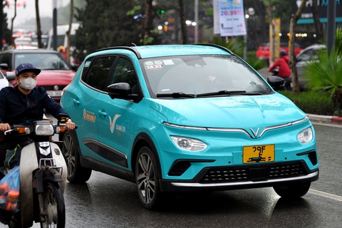 Doanh nghiệp cần sớm thấy chính sách hỗ trợ để yên tâm dùng xe điện- Ảnh 1. Taxi điện ngày càng được nhiều người lựa chọn vì giảm tiếng ồn và giảm ô nhiễm môi trường - Ảnh: NAM TRẦN