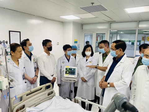 Sáng 24-5, phó Chủ tịch Quốc hội Trần Quang Phương và Bộ trưởng Bộ Y tế Đào Hồng Lan thăm, động viên nạn nhân vụ cháy đang điều trị tại Bệnh viện Giao thông vận tải - Ảnh: BVCC Sáng 24-5, Phó chủ tịch Quốc hội Trần Quang Phương và Bộ trưởng Bộ Y tế Đào Hồng Lan thăm, động viên nạn nhân vụ cháy đang điều trị tại Bệnh viện Giao thông vận tải - Ảnh: BVCC