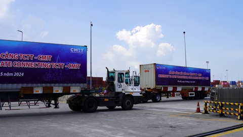 Hai bến ở cảng Cái Mép - Thị Vải mở hàng rào, kết nối nhau- Ảnh 2. Hai xe container qua lại giữa hai cảng khi hàng rào đã được mở, thông qua nhau - Ảnh: Đ.H