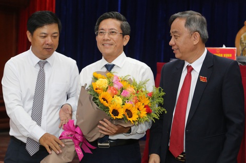 Quảng Nam đã bầu phó chủ tịch tỉnh nhưng chưa được Thủ tướng phê chuẩn kết quả, vì sao?- Ảnh 1. Ông Trần Nam Hưng (giữa) được HĐND tỉnh Quảng Nam bầu giữ chức phó chủ tịch UBND tỉnh Quảng Nam vào ngày 23-4 - Ảnh: L.T.