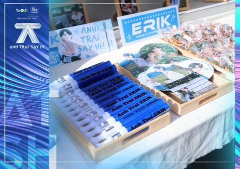 Sướng như Erik, được mẹ đến trường quay Anh trai 'say hi' cổ vũ- Ảnh 2. Trên xe trưng bày một chiếc đàn ghita nho nhỏ xinh xinh, kèm theo đó là lightstick và những chiếc quạt nhựa đặc trưng của FC.