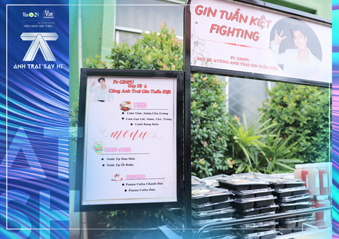 Sướng như Erik, được mẹ đến trường quay Anh trai 'say hi' cổ vũ- Ảnh 6. Bên cạnh hình ảnh trang trí bắt mắt, xe đồ ăn do FC GinPu chuẩn bị còn được chăm chút chu đáo với menu đa dạng dựa theo nhu cầu ăn uống của các Anh trai.
