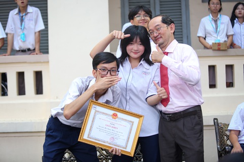 Xuân Mai (cầm điện thoại) và nhóm bạn thân trong ngày bế giảng năm học. “Tụi em có nguyện vọng thi những trường gần nhau nên hi vọng lên đại học sẽ tiếp tục được đồng hành” Mai nói - Ảnh: PHƯƠNG QUYÊN Xuân Mai (cầm điện thoại) và nhóm bạn thân trong ngày bế giảng năm học. “Tụi em có nguyện vọng thi những trường gần nhau nên hi vọng lên đại học sẽ tiếp tục được đồng hành”, Mai nói - Ảnh: PHƯƠNG QUYÊN