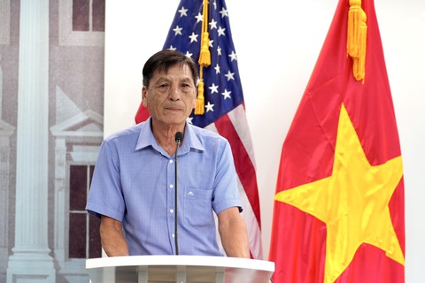Ông Trương Văn Quơ xúc động chia sẻ khi nhận lại kỉ vật của chị mình, liệt sĩ Trương Thị Oanh, ngày 24-5 - Ảnh: Nguyễn Hữu Hạnh Ông Trương Văn Quơ xúc động chia sẻ khi nhận lại kỷ vật của chị mình, liệt sĩ Trương Thị Oanh, ngày 24-5 - Ảnh: Nguyễn Hữu Hạnh