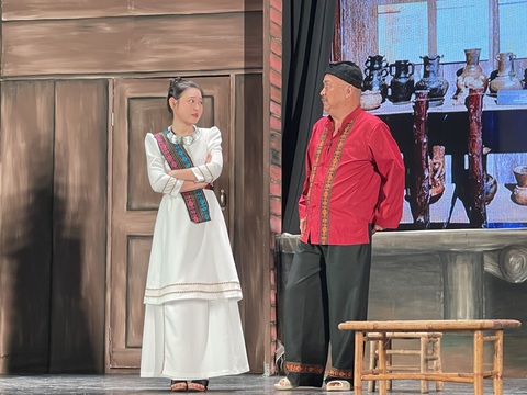 Trong đó, hai cha con Hoàng Sơn vào hai vai phụ. Hoàng Sơn là một phú hộ giàu có mở cuộc kén rể cho cô con gái duy nhất là Trinh (Hoàng Yến). Trong đó, hai cha con Hoàng Sơn vào hai vai phụ. Hoàng Sơn là một phú hộ giàu có mở cuộc kén rể cho cô con gái duy nhất là Trinh (Hoàng Yến).