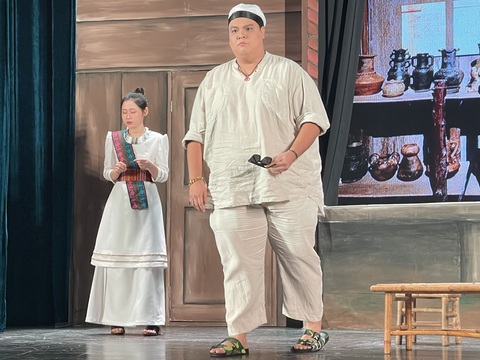 Hoàng Hải vào vai anh chàng thiếu gia của gia tộc mấy đời hành nghề thiến heo đến ứng tuyển kén rể. Với bản tính thô lỗ, anh Mập đã làm ông Bảy từ tái mặt đến 'xịt keo cứng ngắt' vì nói chuyện trời ơi đất hỡi! Hoàng Hải vào vai anh chàng thiếu gia của gia tộc mấy đời hành nghề thiến heo đến ứng tuyển kén rể. Với bản tính thô lỗ, anh Mập đã làm ông Bảy từ tái mặt đến 'xịt keo cứng ngắt' vì nói chuyện trời ơi đất hỡi.