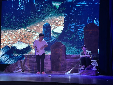 Biến cố ập đến khi Đại ca, Nhị ca và Hợp đào mộ người chết và lấy cắp những món đồ cổ quý giá đem vào rừng sâu chôn. Sau đó, họ vẽ bản đồ trên một tấm vải trắng và chia làm 3 phần. Biến cố ập đến khi Đại ca, Nhị ca và Hợp đào mộ người chết và lấy cắp những món đồ cổ quý giá đem vào rừng sâu chôn. Sau đó, họ vẽ bản đồ trên một tấm vải trắng và chia làm ba phần.